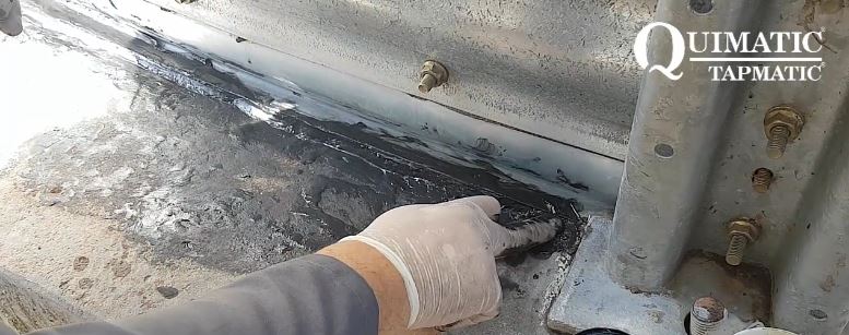 Vedação da fenda com Plasteel Cerâmico Espatulável 5:1