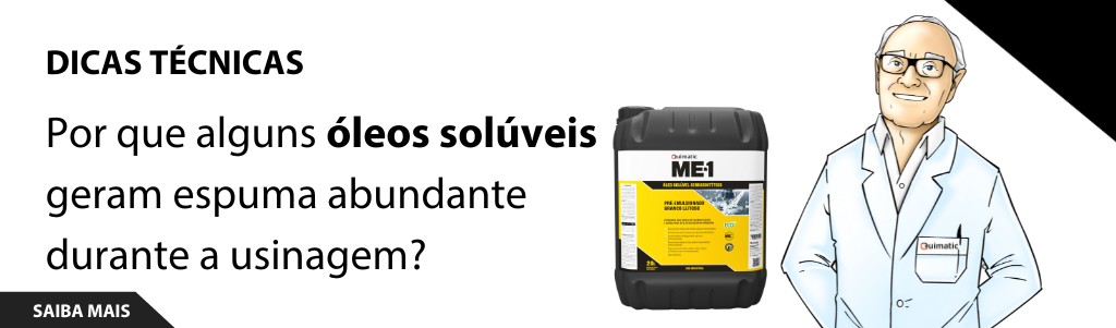 Por que alguns óleos solúveis geram espuma abundante durante a usinagem?