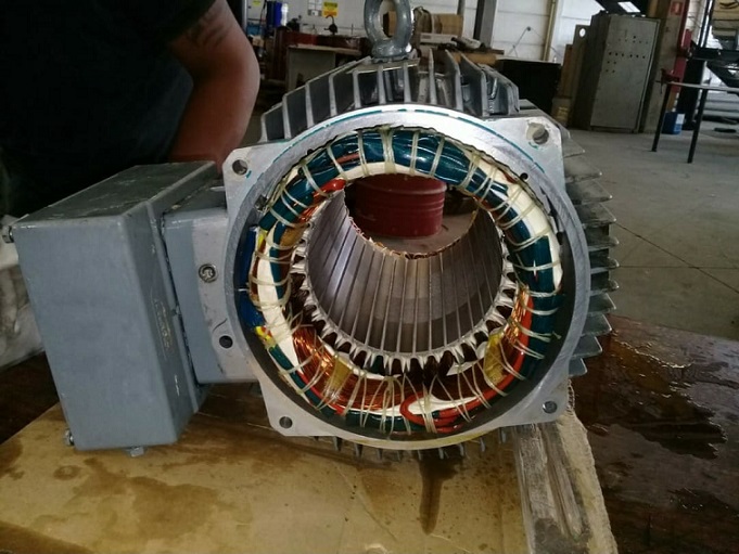 Visão lateral de motor elétrico após limpeza com Desengraxante Dielétrico da Quimatic.