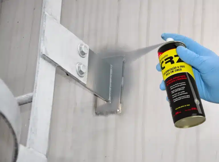 Funcionário aplicando produto de galvanização